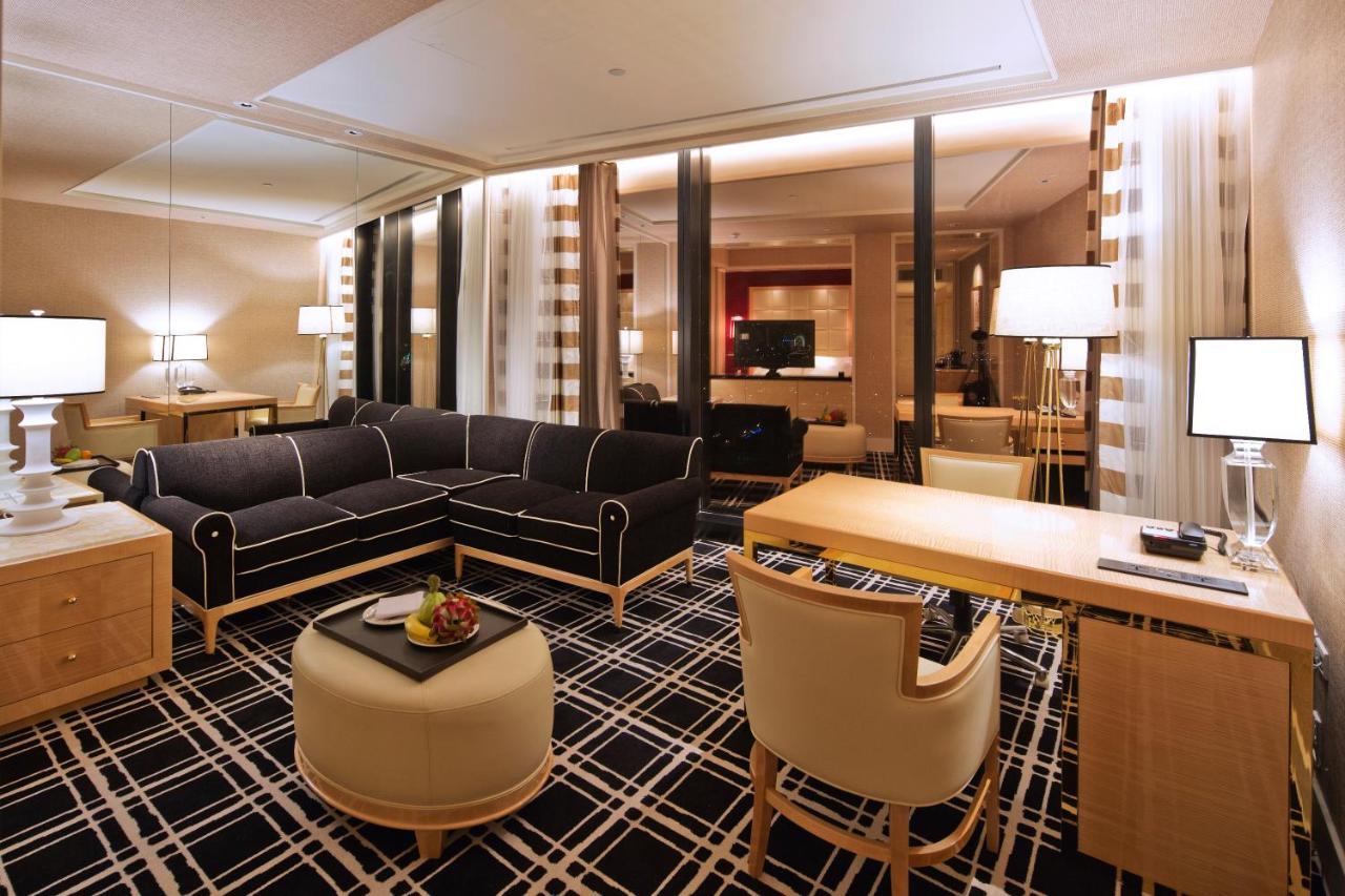 The Lin Hotel Тайчжун Экстерьер фото The interior of a suite at the Mandarin Oriental, Seoul