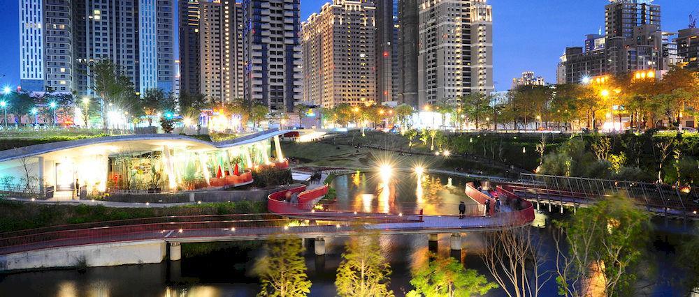 The Lin Hotel Тайчжун Экстерьер фото View of the park at night