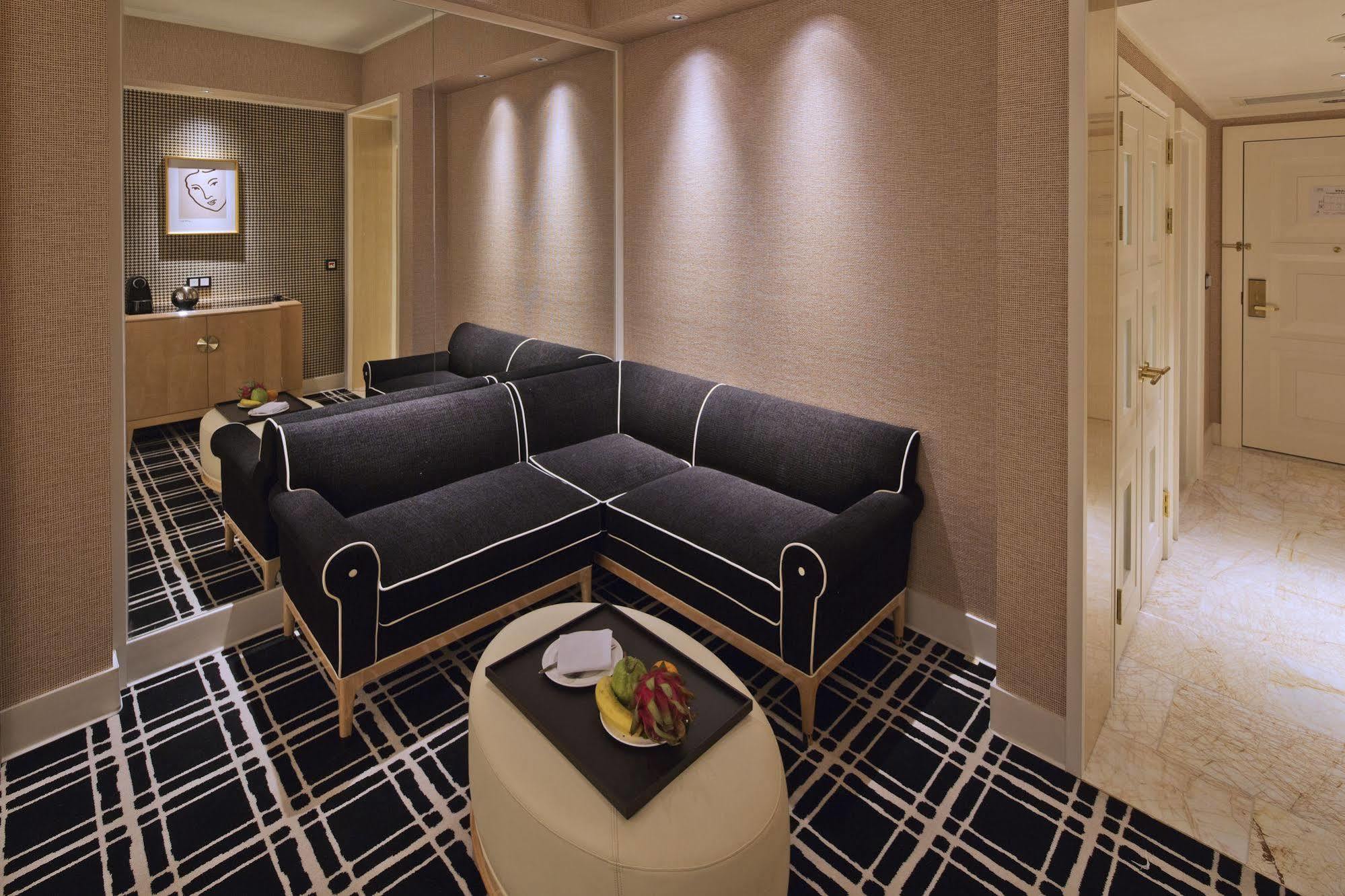 The Lin Hotel Тайчжун Экстерьер фото A suite at the Ritz-Carlton, Hong Kong