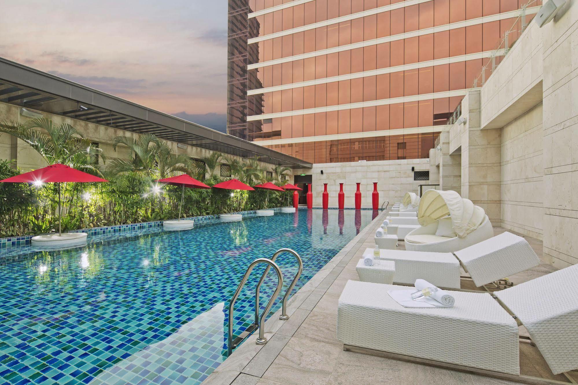 The Lin Hotel Тайчжун Экстерьер фото The swimming pool at the hotel